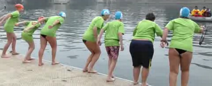 Copertina di A Torino si ripete il cimento invernale, gli ‘Orsi Polari’ si tuffano nel Po. C’è anche un 93enne