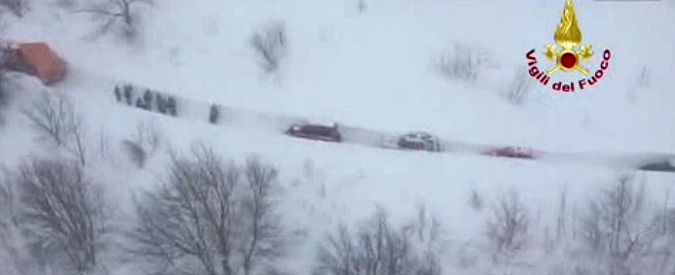 Copertina di Slavina su hotel, soccorsi in coda verso il Rigopiano tra due muri di neve