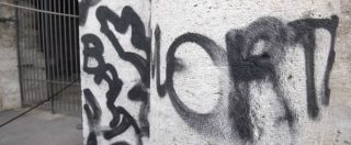 Copertina di Roma, scritte vandaliche sul Colosseo. E due brasiliani scavalcano il recinto: denunciati