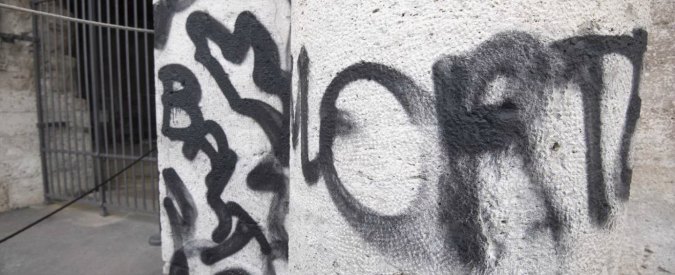 Roma, scritte vandaliche sul Colosseo. E due brasiliani scavalcano il recinto: denunciati