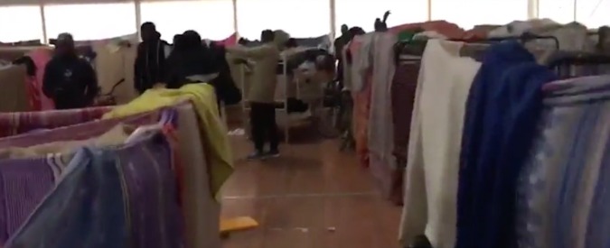 Copertina di Migranti, dopo la rivolta di Cona i deputati di Sel nell’ex base militare: “Situazione disastrosa”