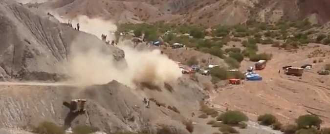 Dakar 2017, l’incredibile incidente di Carlos Sainz che ha rischiato di investire due spettatori