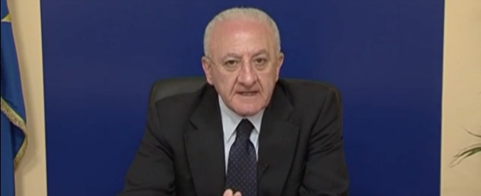 Copertina di De Luca: “La democrazia è in crisi. In Italia possibile una svolta autoritaria senza resistenze”