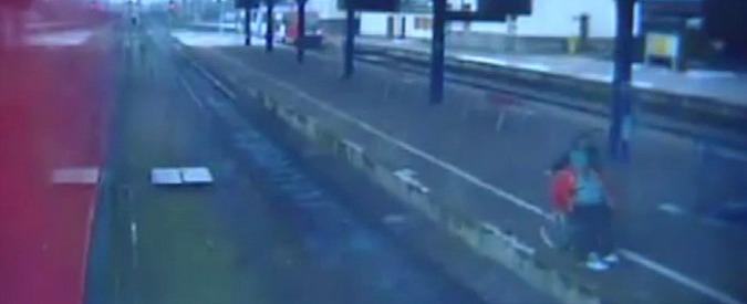 Copertina di Follia in diretta alla stazione: prima si offre di aiutarla, poi la spinge sui binari. Donna in carrozzina salvata dai pendolari