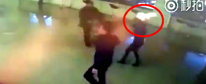 Copertina di Dà fuoco alla moglie dopo aver firmato i documenti per il divorzio. Soccorsa con l’estintore