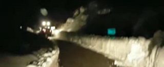 Copertina di I mezzi dell’Esercito liberano le strade nel Teramano muovendosi tra impressionanti muri di neve