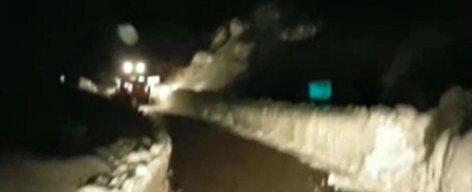 Copertina di I mezzi dell’Esercito liberano le strade nel Teramano muovendosi tra impressionanti muri di neve