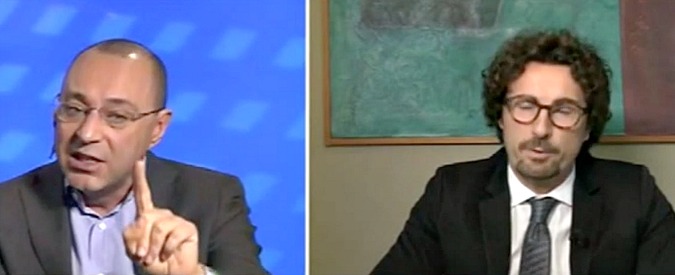 Copertina di Bufale, Esposito (Pd) vs Toninelli (M5S): “Cultura fascista della stampa”. “Verrà querelato”