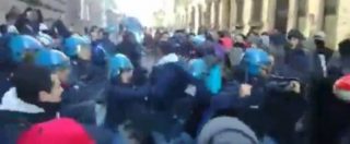 Copertina di Capannone bruciato a Sesto Fiorentino, migranti tentano di entrare in Prefettura: cariche della polizia