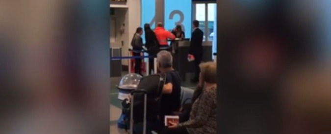 Copertina di Londra, in ritardo all’imbarco del volo: schiaffo alla hostess che non la fa salire