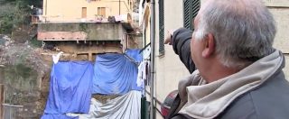 Copertina di Genova, palazzo in bilico dopo la frana. Gli inquilini sfollati: “Rischiamo di pagare noi”