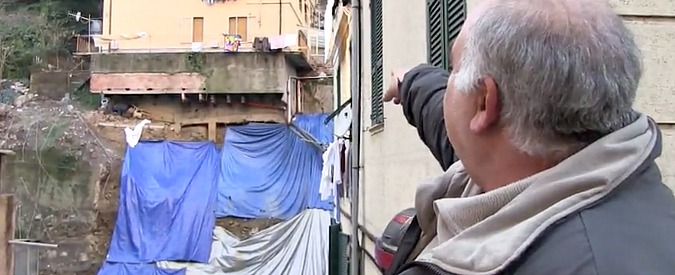 Copertina di Genova, palazzo in bilico dopo la frana. Gli inquilini sfollati: “Rischiamo di pagare noi”