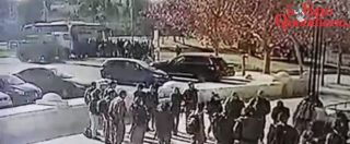 Copertina di Attentato Gerusalemme, il momento in cui il camion travolge la folla alla fermata del bus
