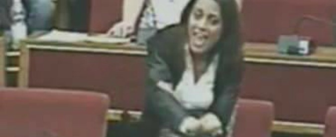 Copertina di Ragusa, consigliera Nicita (ex M5s) fa il gesto dell’ombrello in aula. Poi si scusa