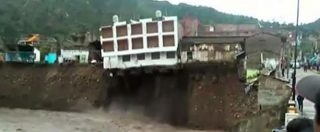 Copertina di Perù, hotel frana nel fiume: il crollo ripreso in diretta dalle telecamere