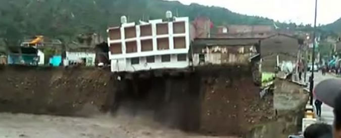 Copertina di Perù, hotel frana nel fiume: il crollo ripreso in diretta dalle telecamere