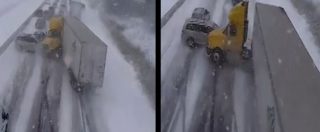 Copertina di Canada, spettacolare incidente multiplo in autostrada: camion e auto scivolano sulla neve