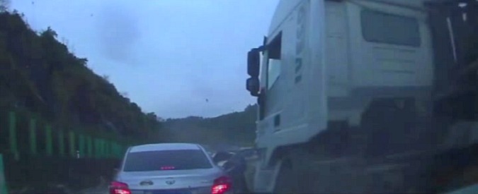 Copertina di Incidente mortale in Cina, l’autocisterna travolge la coda e le auto prendono fuoco. Sei morti