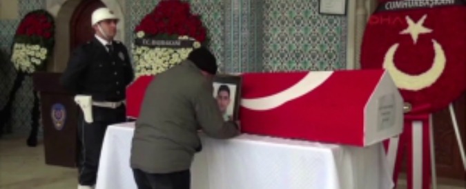 Copertina di Istanbul, sviene davanti alla bara del figlio morto durante l’attentato di Capodanno