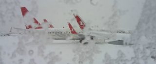 Copertina di Istanbul, 500 italiani bloccati in aeroporto da 4 giorni per nevicata straordinaria
