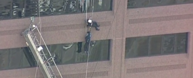 Copertina di Dallas, ponteggio si sgancia: due lavavetri sospesi sul grattacielo di 15 piani