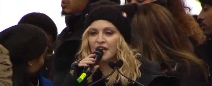Copertina di Marcia delle donne, Madonna a sorpresa sul palco: “Trump, fuck you”. E la Cnn si imbarazza