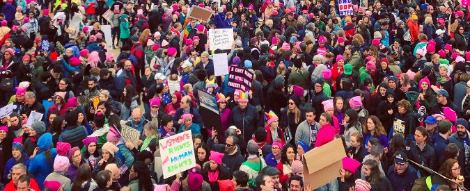 Marcia delle donne, milioni in piazza contro Trump. Gli slogan: “Bullo e razzista, siamo più forti della paura”