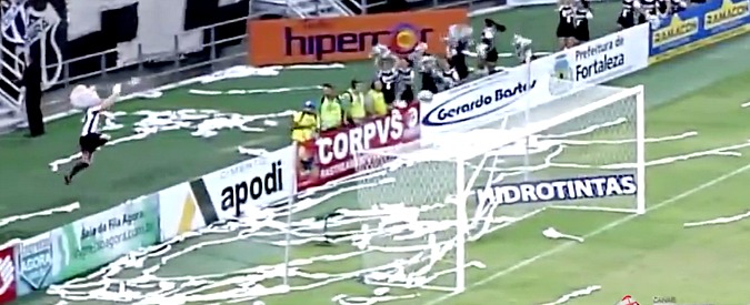 Copertina di La mascotte ruba la scena al portiere. La parata in costume alle spalle della rete