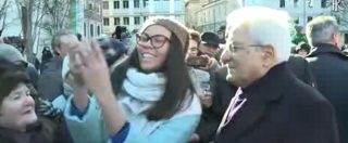Copertina di Mattarella inaugura il museo del Tricolore. La ragazza tra la folla: “Posso fare un selfie?”