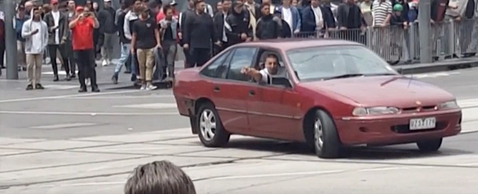 Copertina di Australia, uccide tre persone e ne ferisce 25 travolgendo deliberatamente i passanti con la macchina