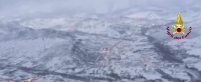 Copertina di Maltempo, il Molise innevato visto dall’alto. Le immagini dall’elicottero dei vigili del fuoco