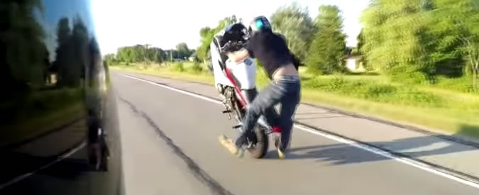 Copertina di Impenna e perde il controllo. Prova a domare il bolide, ma la moto risponde con un’amara lezione