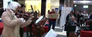 Copertina di Roma, flash mob musicale all’aeroporto di Fiumicino: Mozart inaugura nuovi concerti nello scalo