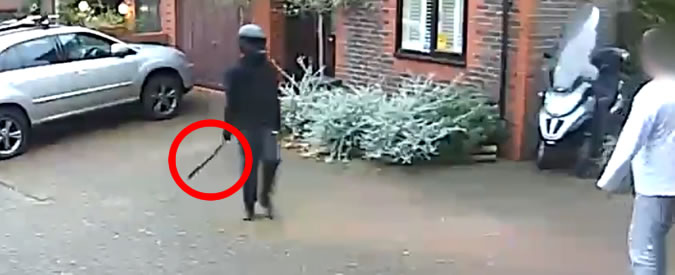 Copertina di Provano a rubargli la moto armati di nunchucks e cacciavite. Ma non finisce bene