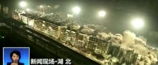 Copertina di 19 palazzi crollano in 10 secondi: in Cina il domino esplosivo ripreso dai droni