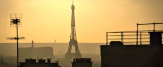 Copertina di Inquinamento, a Parigi scattano i bollini antismog per le auto. Peccato che quasi nessuno li abbia