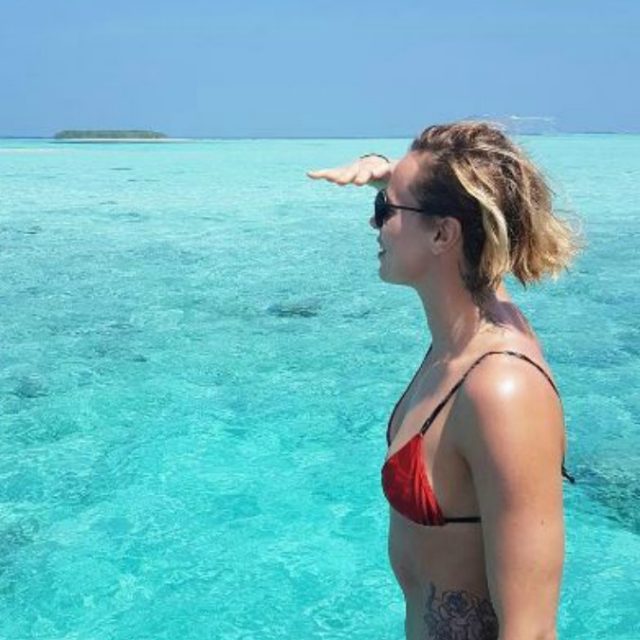 Claudia Gerini dimentica Zampaglione, Magnini e Pellegrini alle Maldive insieme: così il gossip ‘funesta’ (anche) le vacanze invernali