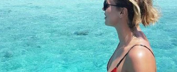 Claudia Gerini dimentica Zampaglione, Magnini e Pellegrini alle Maldive insieme: così il gossip ‘funesta’ (anche) le vacanze invernali
