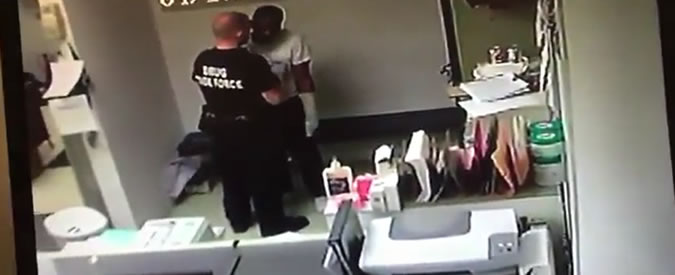 Copertina di Usa, violenza su un afroamericano inerme: picchiato dagli agenti del carcere