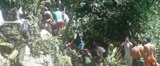 Copertina di Colombia, cede ponte sospeso a causa del sovraccarico: 11 turisti morti e 14 feriti