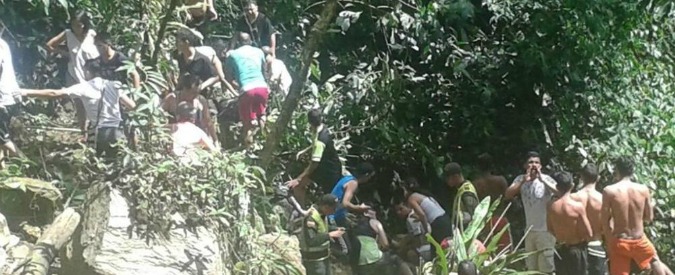 Copertina di Colombia, cede ponte sospeso a causa del sovraccarico: 11 turisti morti e 14 feriti