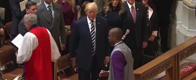Copertina di Trump, lo sgarro del prete afroamericano al presidente degli Stati Uniti alla messa di inizio mandato