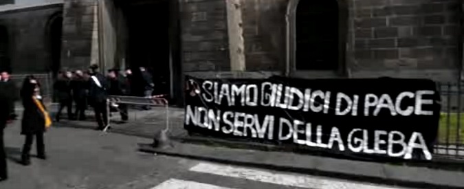 Copertina di Napoli, protesta del personale amministrativo del tribunale alla cerimonia: “La giustizia è morta”