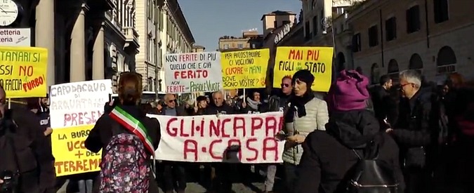 Copertina di Terremotati in piazza a Roma: “La burocrazia uccide più del terremoto”