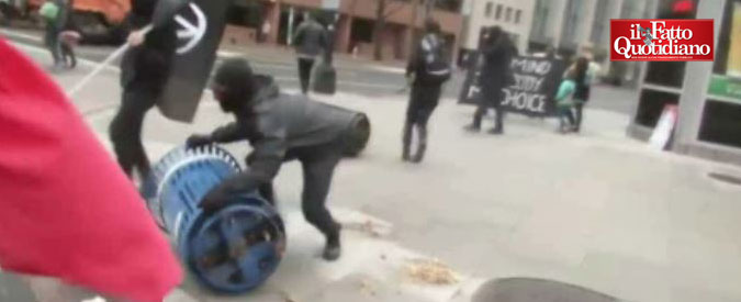 Copertina di Trump, proteste a Washington: violenti scontri tra polizia e manifestanti