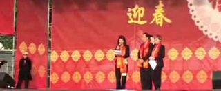 Copertina di Roma, Virginia Raggi al capodanno cinese saluta in lingua: “Nimen hao”. Poi si scusa per la pronuncia