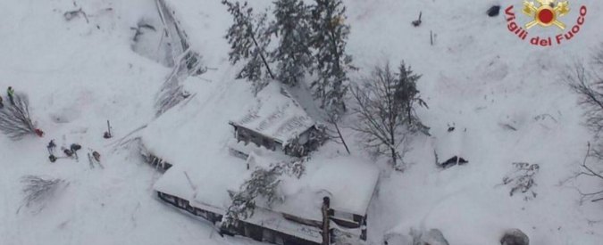 Terremoto Centro Italia, slavina su hotel Rigopiano: “Tanti morti, dispersi e feriti”. Sopravvissuto: “Miei figli sotto macerie”