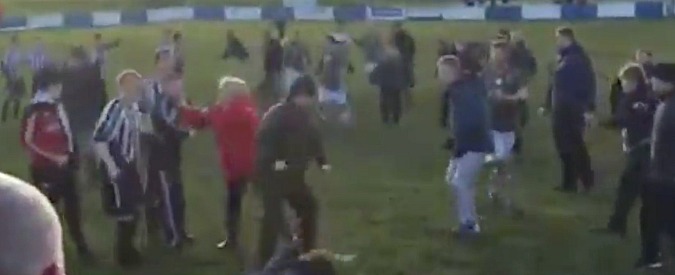 Copertina di Botte alla partita, tifosi e giocatori se le danno in mezzo al campo. L’arbitro costretto a sospendere il match