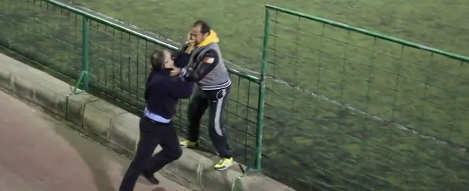 Copertina di Rissa a bordo campo tra genitori. I due papà se le danno mentre i figli giocano una partita di calcio giovanile