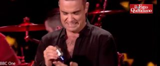Copertina di Capodanno 2017, Robbie Williams si disinfetta le mani dopo aver toccato i fan